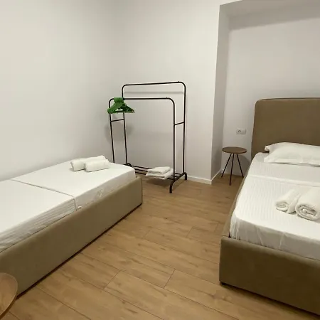 Brand New Apts Located At The City's Main Square-100 Mbs Wifi Apartment *
