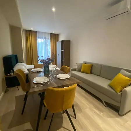 Brand New Apts Located At The City's Main Square-100 Mbs Wifi *
