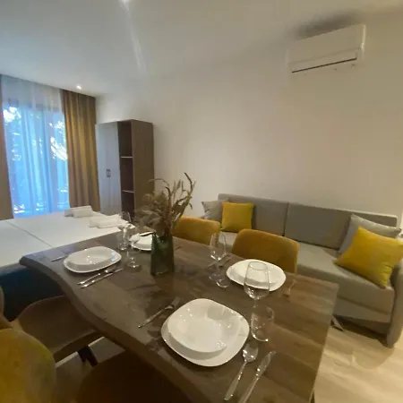 Brand New Apts Located At The City's Main Square-100 Mbs Wifi *