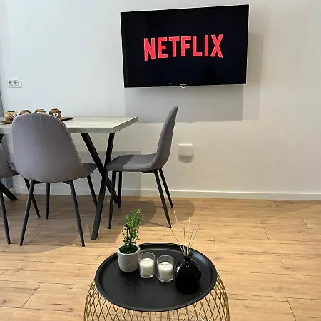 Brand New Apts Located At The City's Main Square-100 Mbs Wifi Apartment *
