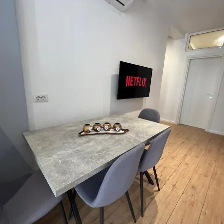 Brand New Apts Located At The City's Main Square-100 Mbs Wifi *