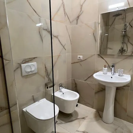 Brand New Apts Located At The City's Main Square-100 Mbs Wifi