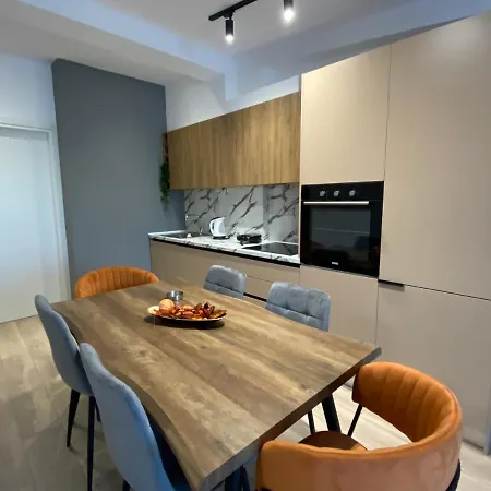 Brand New Apts Located At The City's Main Square-100 Mbs Wifi Apartament