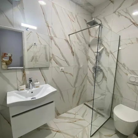 Brand New Apts Located At The City's Main Square-100 Mbs Wifi